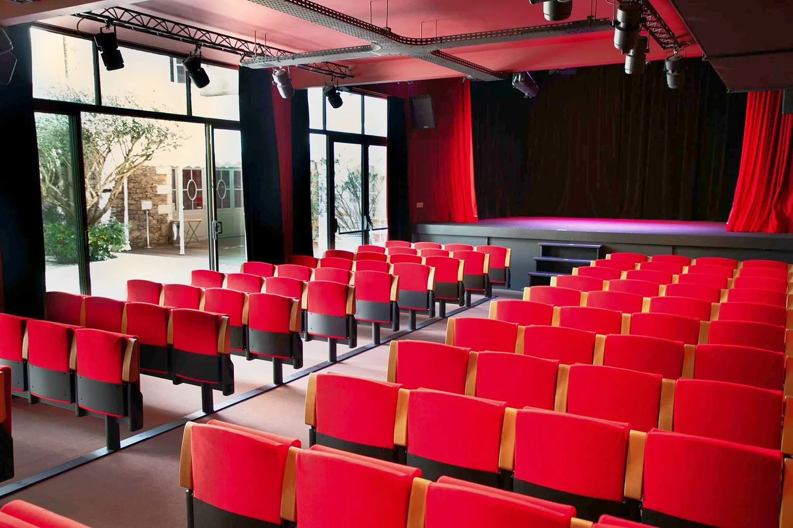 La Compagnie Events - Location de salle Nantes 8 Auditorium à Nantes ouvert sur la cour-jardin par de grandes baies vitrées