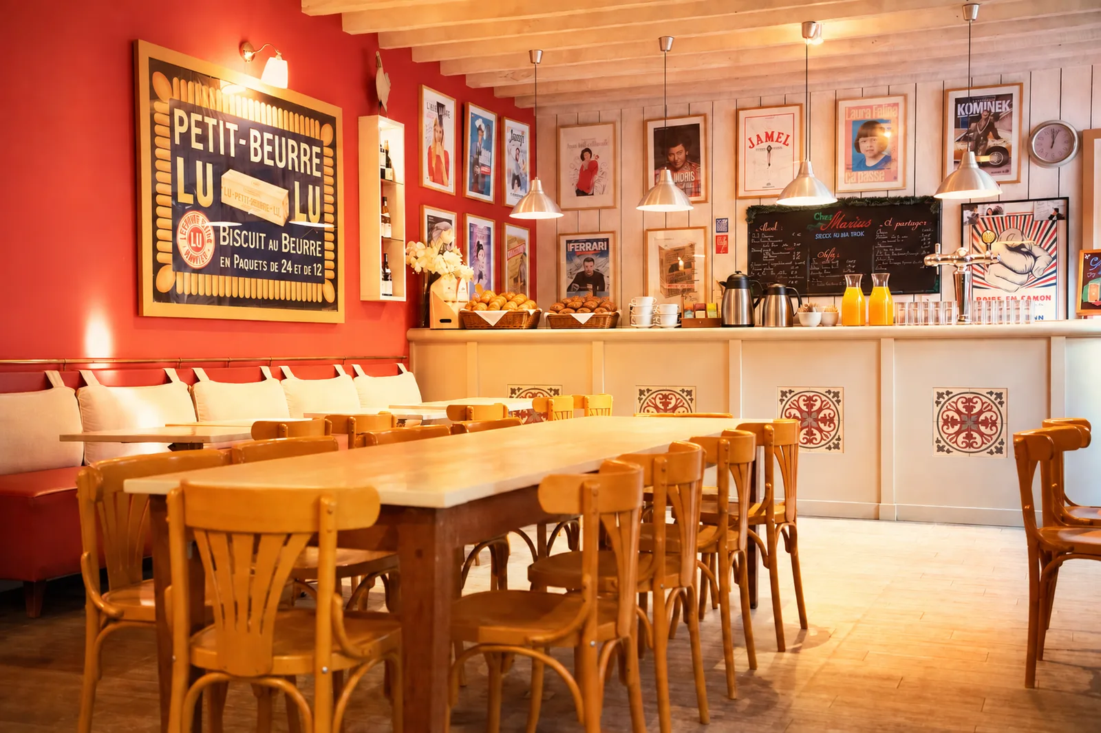 La Compagnie Events - Location de salle Nantes 7 Accueil café chez Marius à Nantes, grande table en bois, viennoiseries et affiches de spectacles