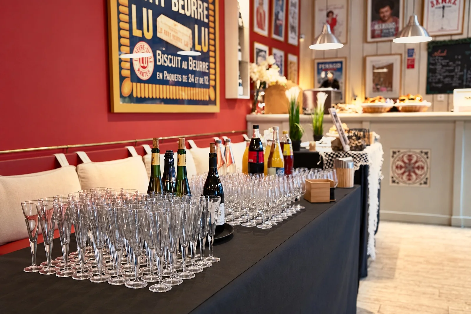La Compagnie Events - Location de salle Nantes 2 Buffet de cocktail d'entreprise dressé à Nantes avec flûtes et vins