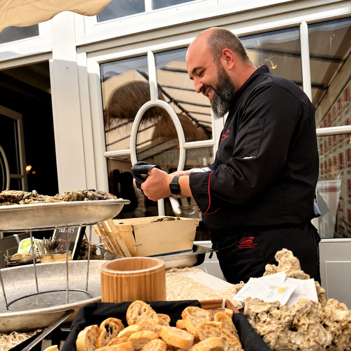La Compagnie Events - Location de salle Nantes 11 Écailler ouvrant des huîtres sur un buffet de cocktail d'entreprise à Nantes