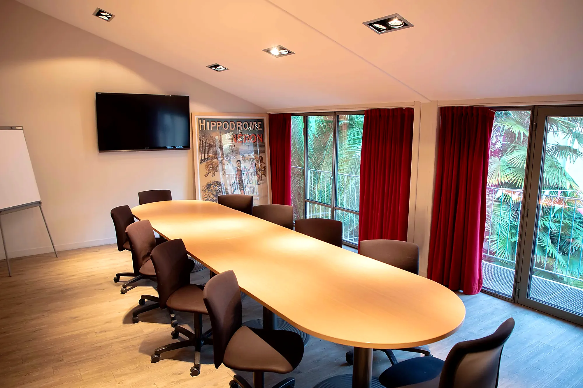 La Compagnie Events - Location de salle Nantes 5 Salle de réunion Coluche à Nantes avec grande table et vue sur le jardin, jusqu'à 16 personnes