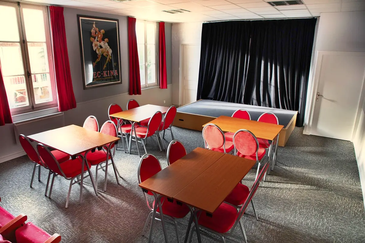 La Compagnie Events - Location de salle Nantes 6 Salle de formation Jamel à Nantes avec tables, chaises et petite scène