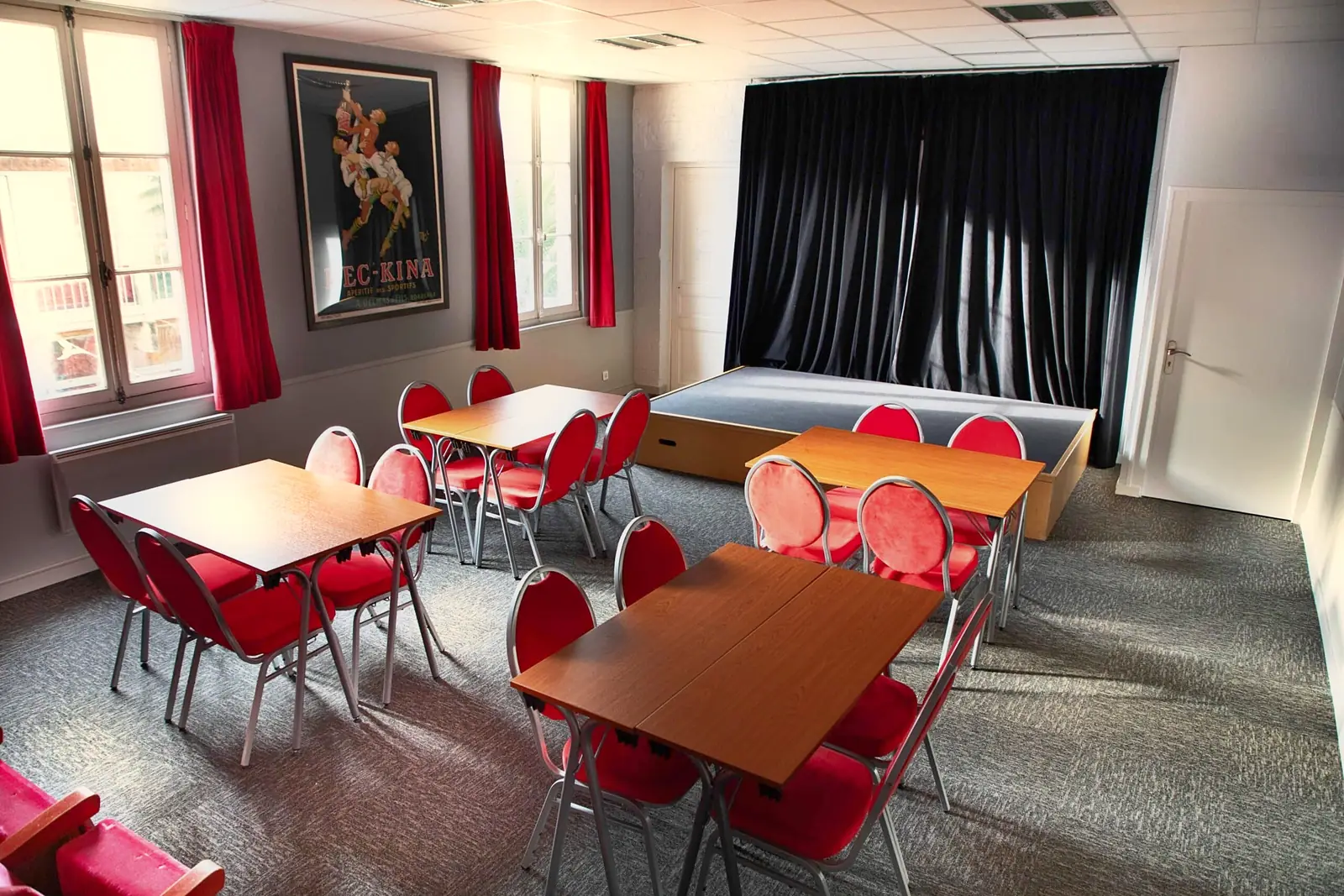 La Compagnie Events - Location de salle Nantes 4 Salle de coaching Jarry à Nantes avec tables, chaises et petite scène