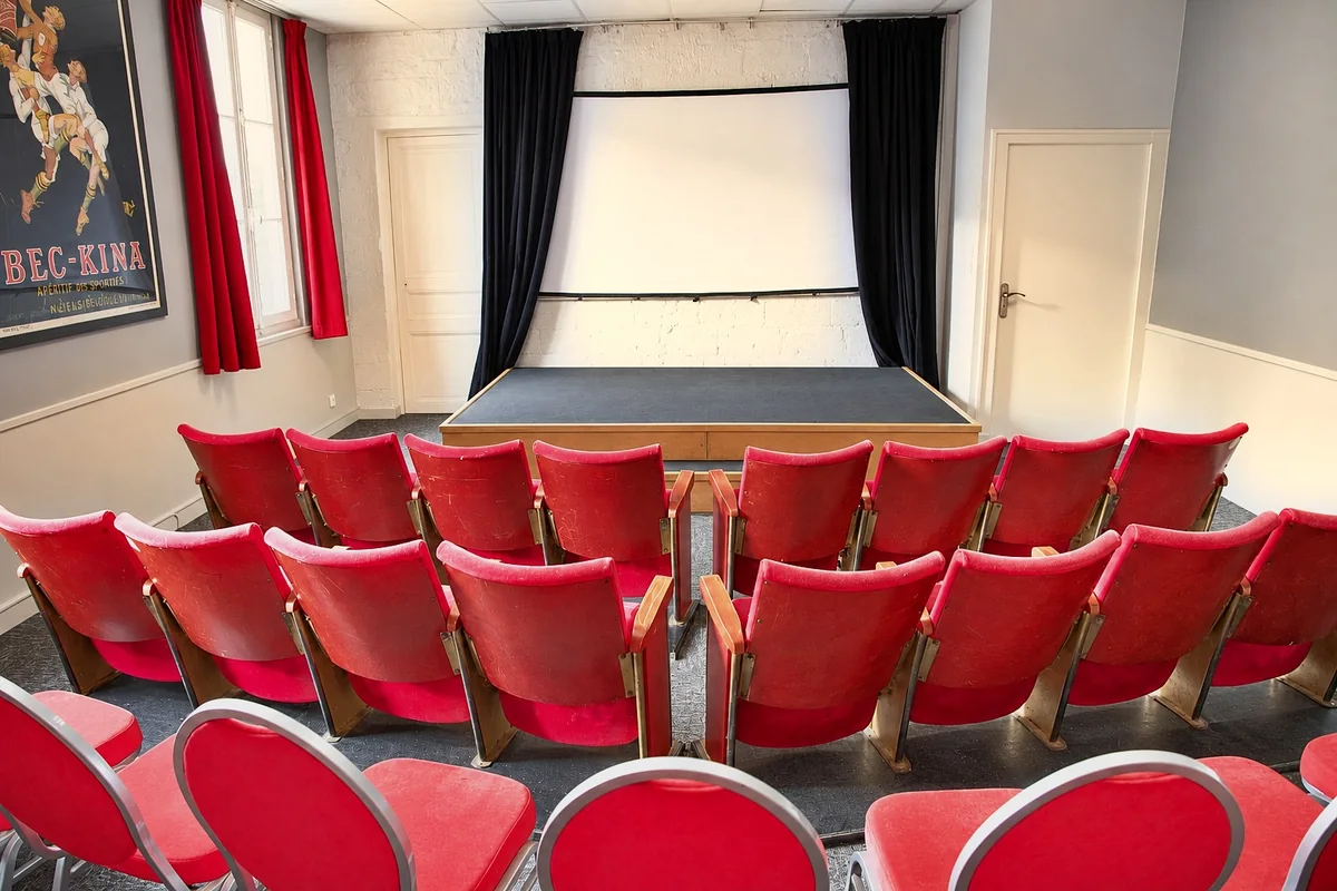 La Compagnie Events - Location de salle Nantes 6 Salle de réunion à Nantes avec fauteuils de théâtre et écran de projection