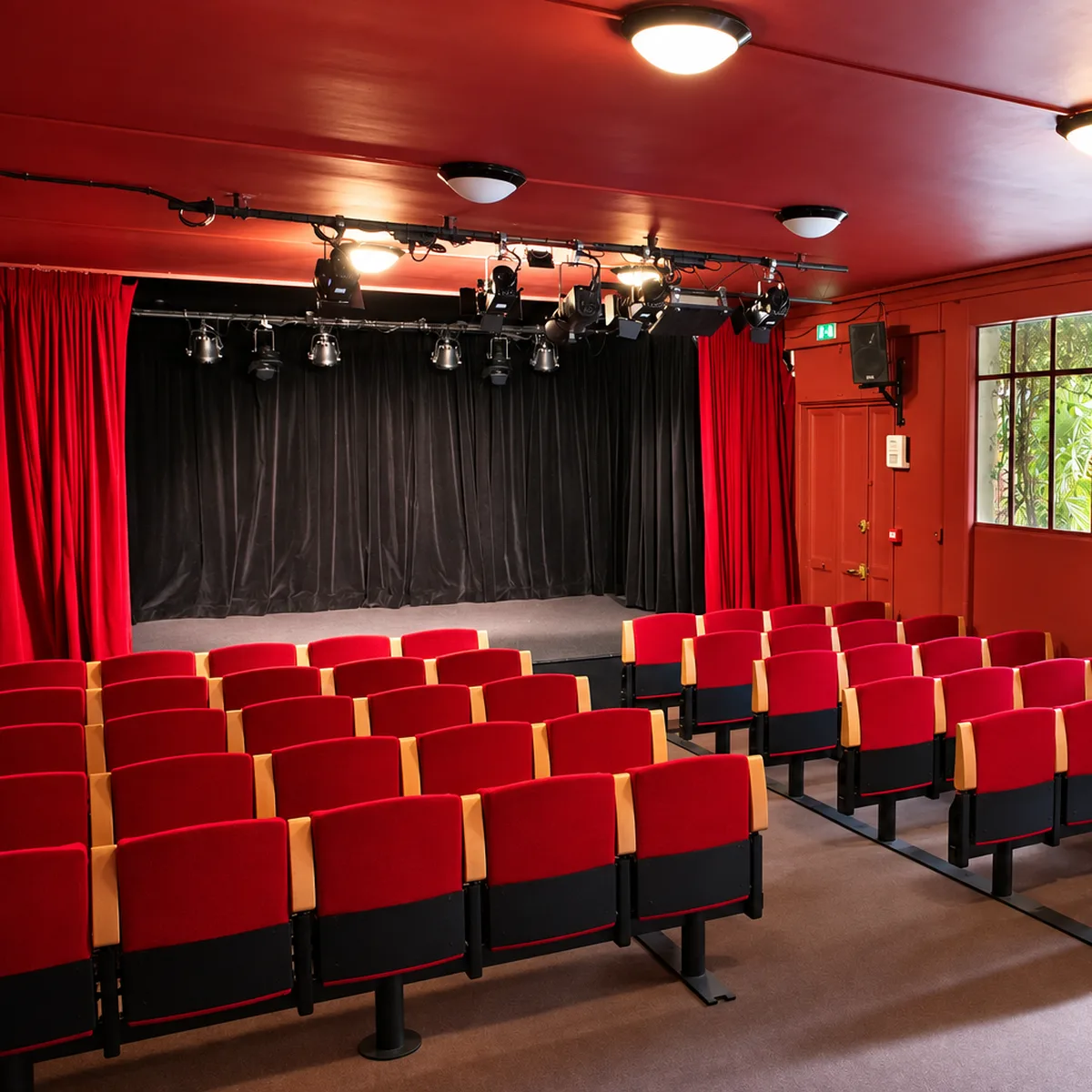 La Compagnie Events - Location de salle Nantes 3 Théâtre Kev Adams à Nantes, salle de conférence avec scène, projecteurs et fauteuils rouges