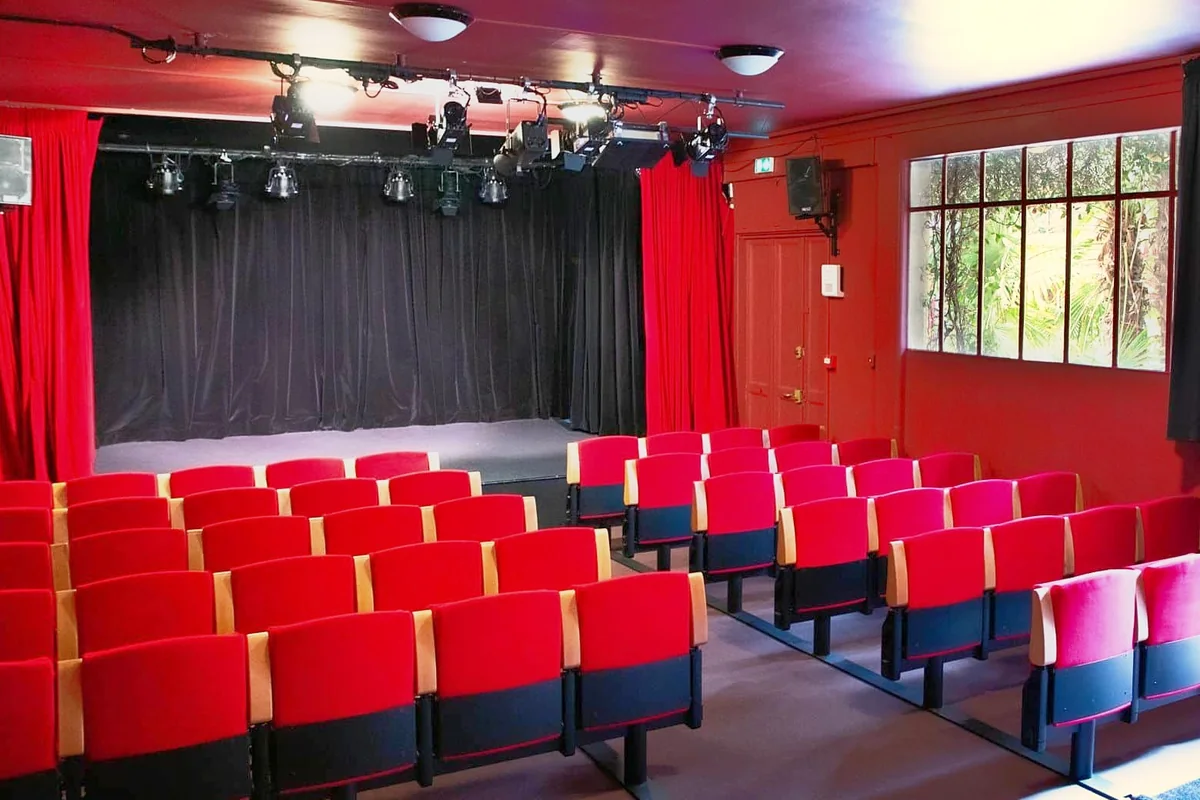 La Compagnie Events - Location de salle Nantes 3 Théâtre Kev Adams à Nantes, salle de conférence avec gradins, scène et éclairage scénique