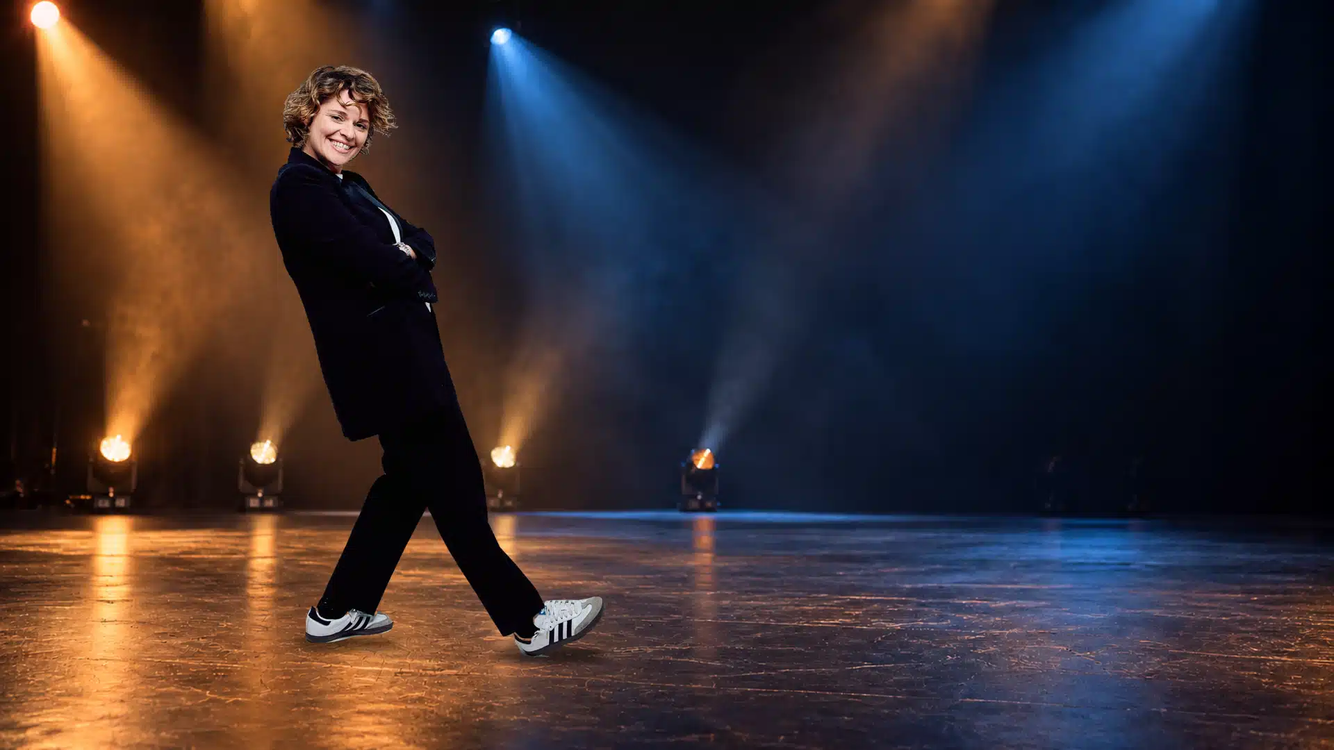 Lucie Carbone, humoriste, sur scène : spectacle d'humour pour une soirée de fin d'année entreprise Nantes