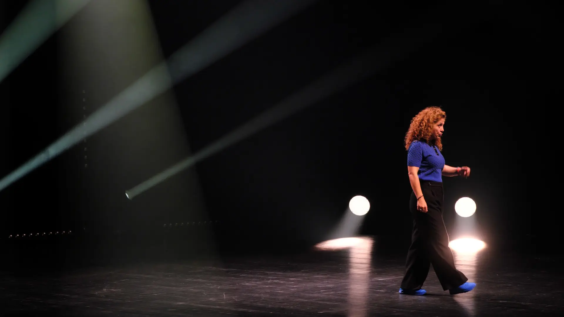 Karine Dubernet, humoriste, sur scène : spectacle après le cocktail d'une soirée de fin d'année entreprise Nantes